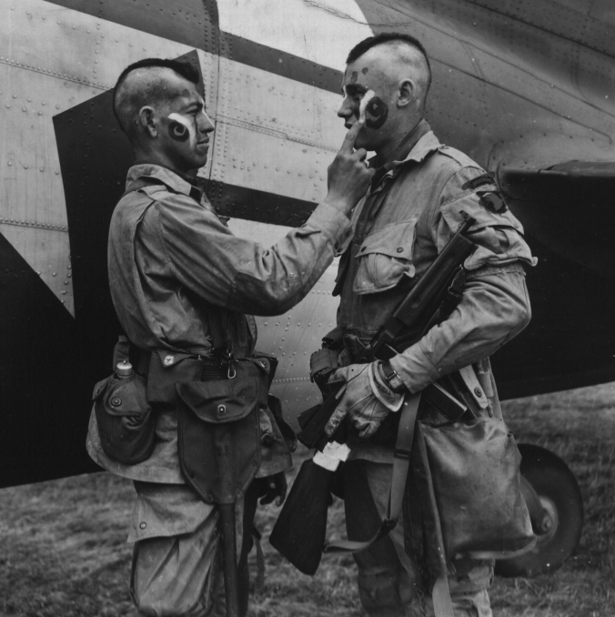 Paratrooper_applies_war_paint_111-SC-193551cropped para dead letters el blog de la serie